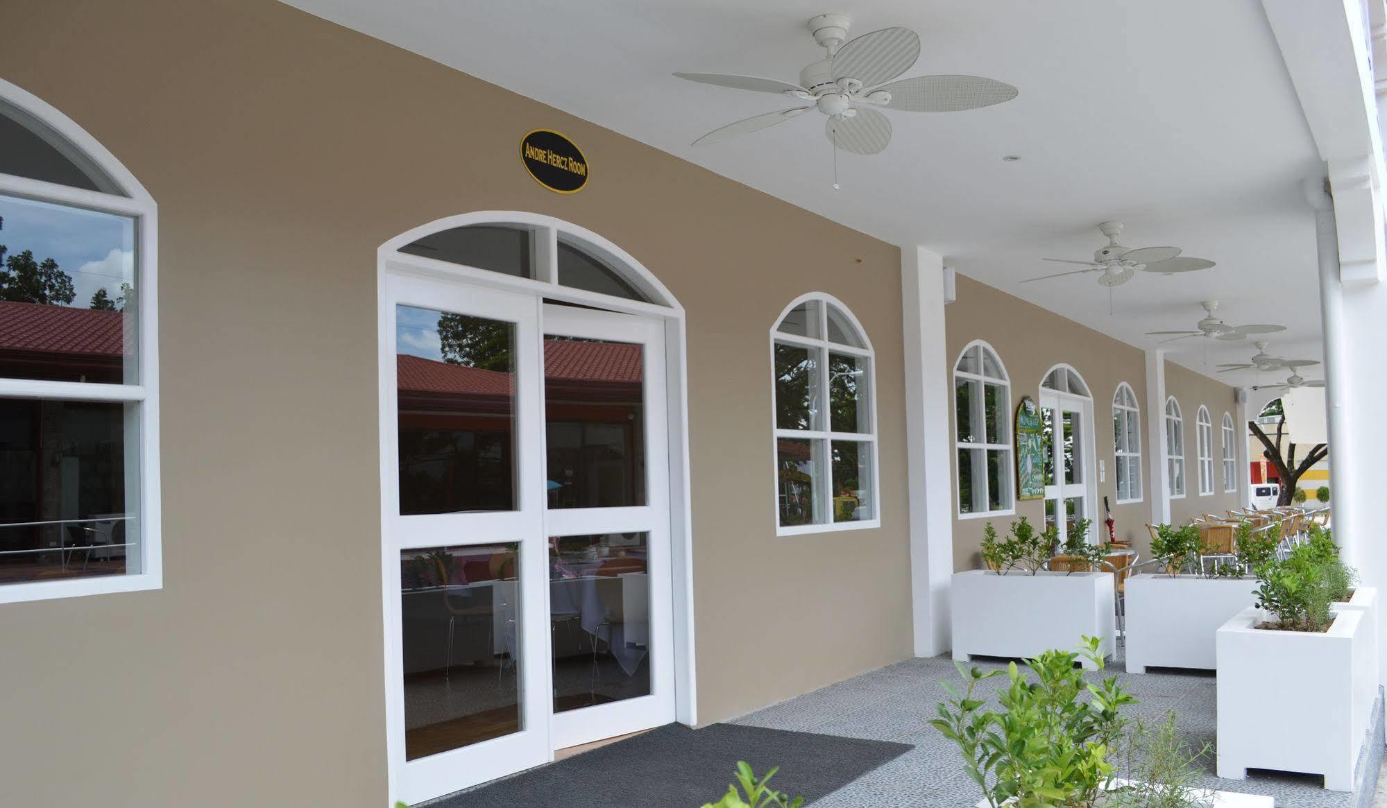 Kingsley'S Hotel And Gastro Pub Mabalacat Buitenkant foto