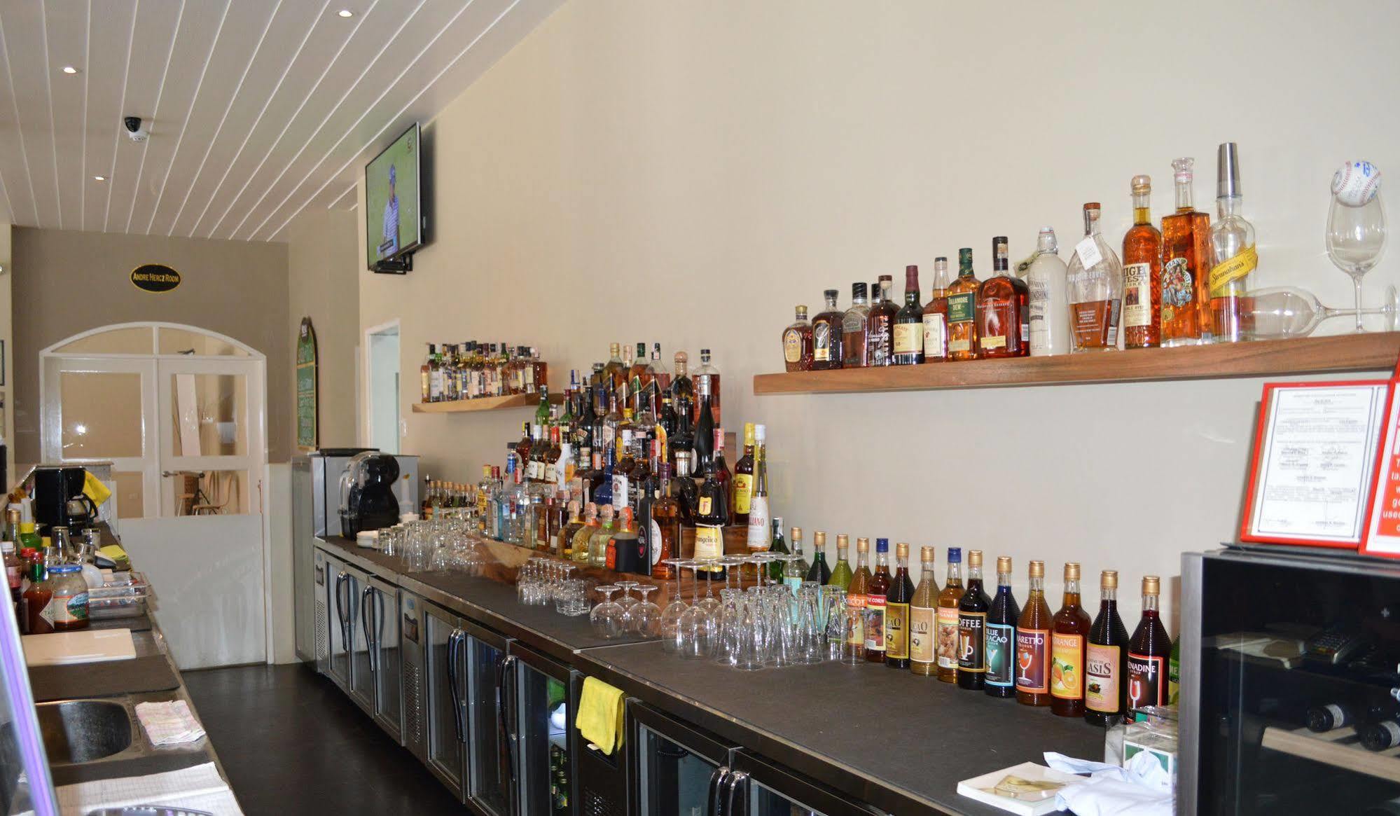 Kingsley'S Hotel And Gastro Pub Mabalacat Buitenkant foto
