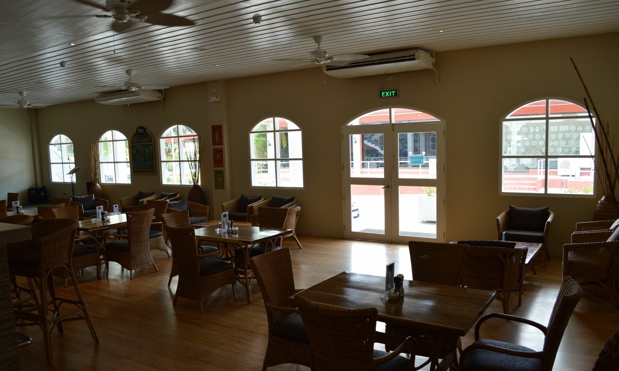 Kingsley'S Hotel And Gastro Pub Mabalacat Buitenkant foto